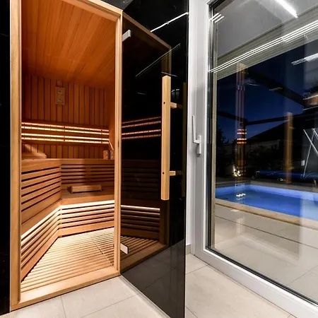 Crowonder & Oaza With Heated Swimming Pool And Sauna شقة فندقية توراني