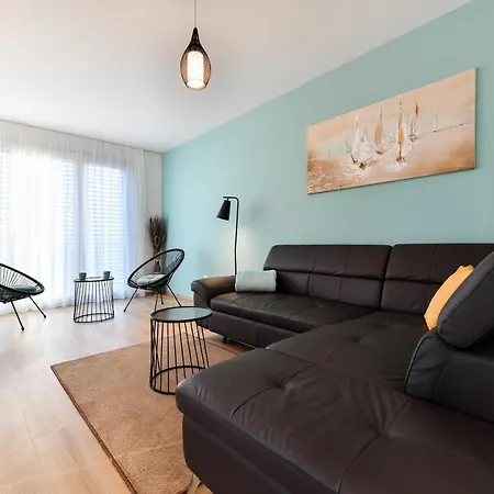 Crowonder & Oaza With Heated Swimming Pool And Sauna Hotel apartamentowy Turanj