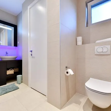 Crowonder & Oaza With Heated Swimming Pool And Sauna Apartahotel
