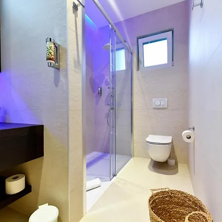 Aparthotel Crowonder & Oaza With Heated Swimming Pool And Sauna Turanj