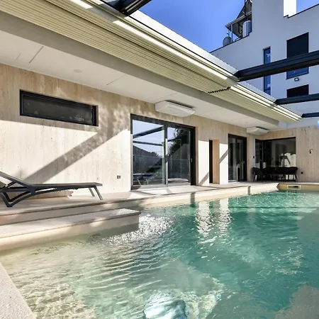 Crowonder & Oaza With Heated Swimming Pool And Sauna Aparthotel