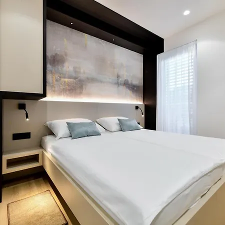 Crowonder & Oaza With Heated Swimming Pool And Sauna Apart Otel
