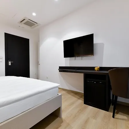 Crowonder & Oaza With Heated Swimming Pool And Sauna Aparthotel