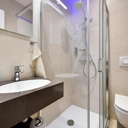 Crowonder & Oaza With Heated Swimming Pool And Sauna توراني