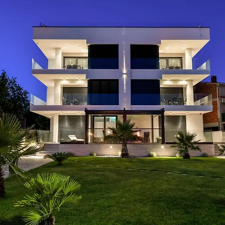 Crowonder & Oaza With Heated Swimming Pool And Sauna 4* توراني