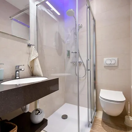 Crowonder & Oaza With Heated Swimming Pool And Sauna Aparthotel