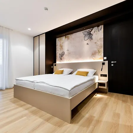 Crowonder & Oaza With Heated Swimming Pool And Sauna Aparthotel *