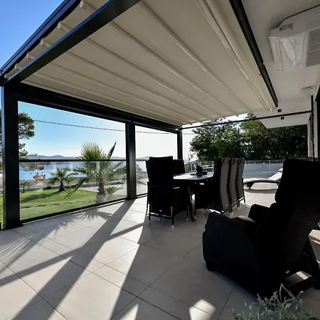 Crowonder & Oaza With Heated Swimming Pool And Sauna Aparthotel