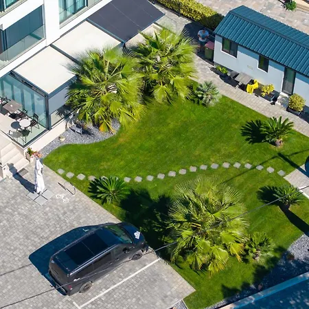Crowonder & Oaza With Heated Swimming Pool And Sauna Aparthotel