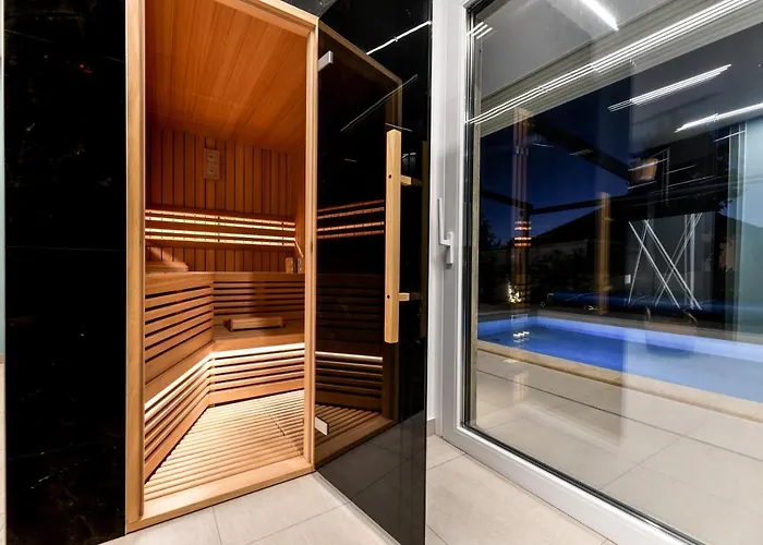 Crowonder & Oaza With Heated Swimming Pool And Sauna מלון דירות טוראני