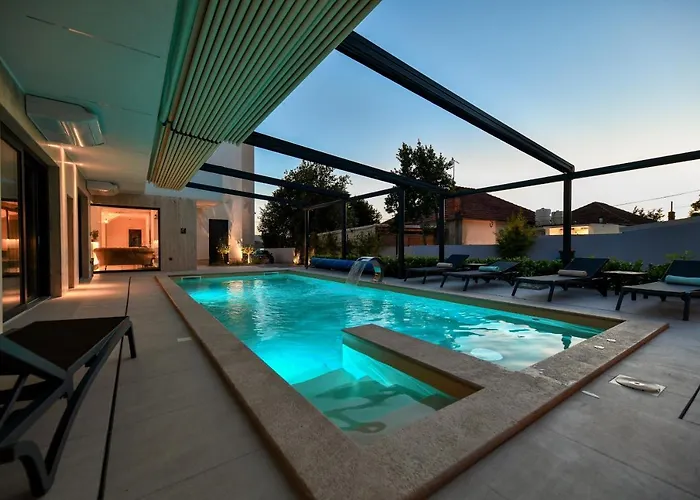 Crowonder & Oaza With Heated Swimming Pool And Sauna מלון דירות 4*
