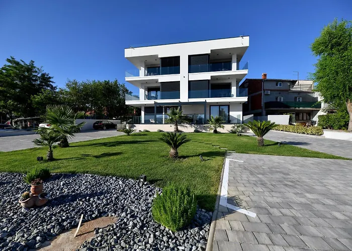 Crowonder & Oaza With Heated Swimming Pool And Sauna Turanj