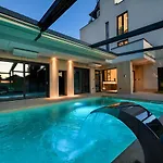 Crowonder & Oaza With Heated Swimming Pool And Sauna 公寓式酒店 4*