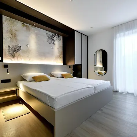 Crowonder & Oaza With Heated Swimming Pool And Sauna