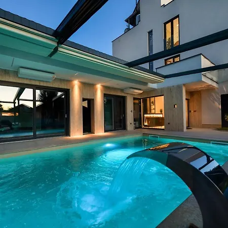 Crowonder & Oaza With Heated Swimming Pool And Sauna 公寓式酒店 4*