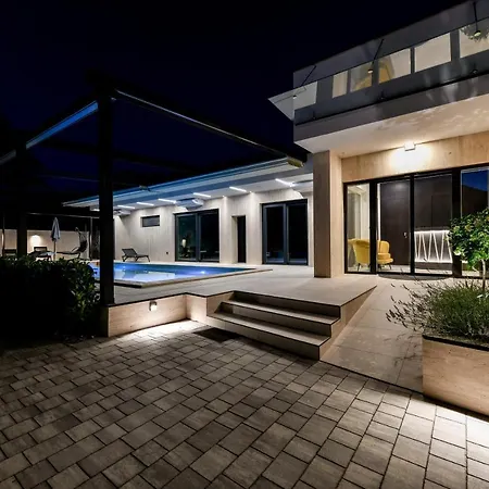 Crowonder & Oaza With Heated Swimming Pool And Sauna 4* Turanj