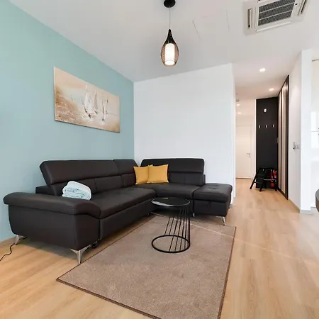 公寓式酒店 Crowonder & Oaza With Heated Swimming Pool And Sauna 4*