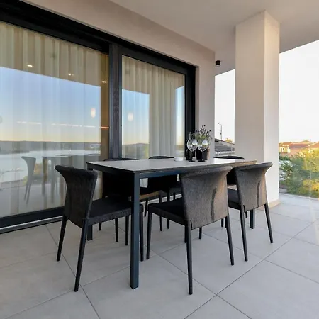 Crowonder & Oaza With Heated Swimming Pool And Sauna