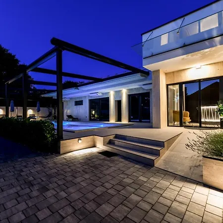 Crowonder & Oaza With Heated Swimming Pool And Sauna 4*