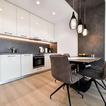 Crowonder & Oaza With Heated Swimming Pool And Sauna 公寓式酒店 4*