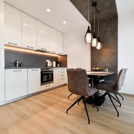 Crowonder & Oaza With Heated Swimming Pool And Sauna 4* 图兰杰