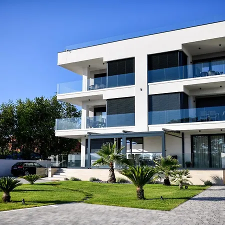 Crowonder & Oaza With Heated Swimming Pool And Sauna 4*
