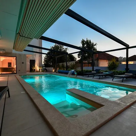 Crowonder & Oaza With Heated Swimming Pool And Sauna 公寓式酒店 4*