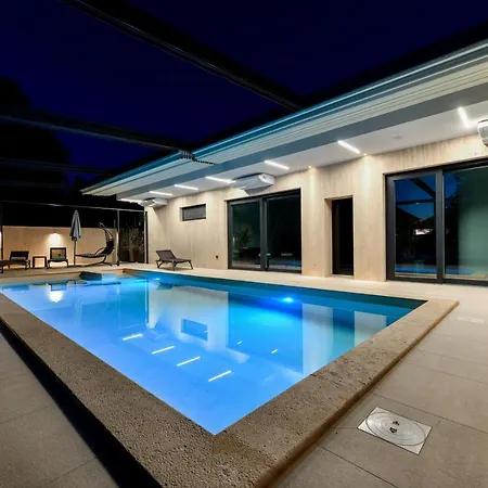 Ξενοδοχείο με διαμερίσματα Crowonder & Oaza With Heated Swimming Pool And Sauna