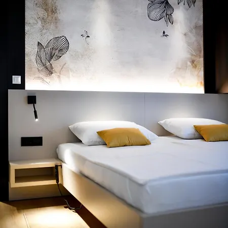 Crowonder & Oaza With Heated Swimming Pool And Sauna