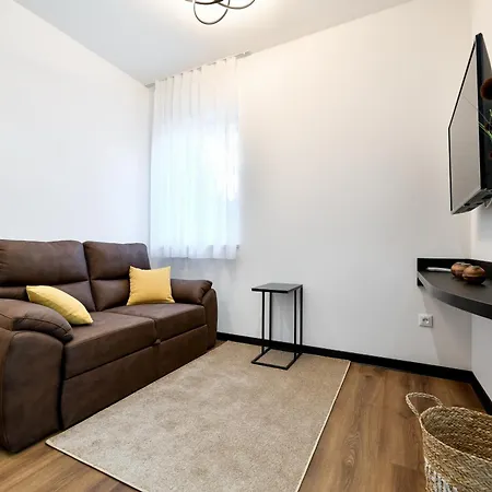 Crowonder & Oaza With Heated Swimming Pool And Sauna 图兰杰