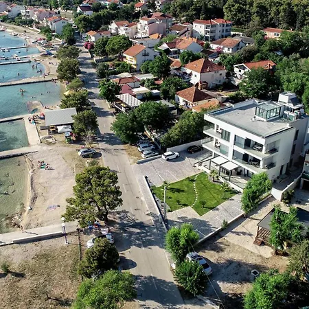 Crowonder & Oaza With Heated Swimming Pool And Sauna 公寓式酒店 4*