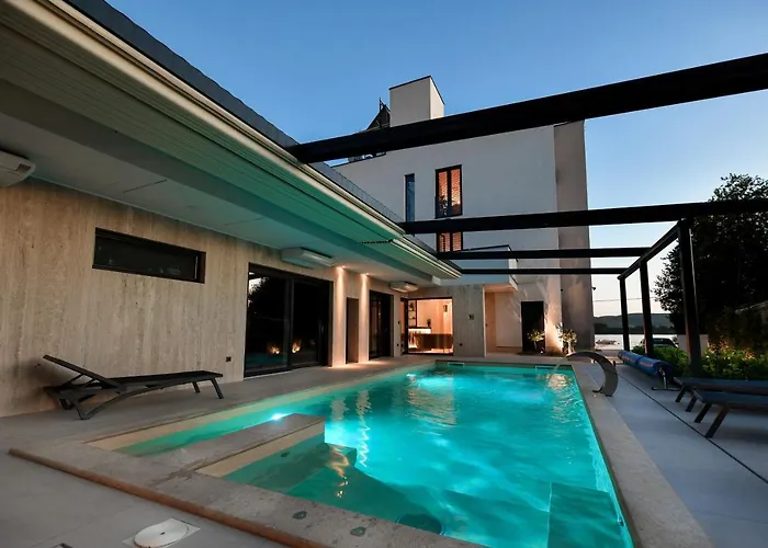 Aparthotel Crowonder & Oaza With Heated Swimming Pool And Sauna Turanj