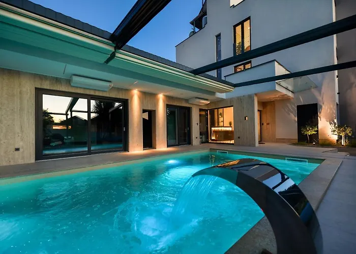 Crowonder & Oaza With Heated Swimming Pool And Sauna Aparthotel 4*