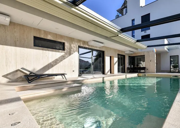 Crowonder & Oaza With Heated Swimming Pool And Sauna Aparthotel