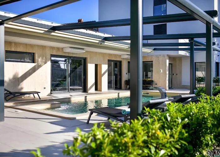 Crowonder & Oaza With Heated Swimming Pool And Sauna Turanj