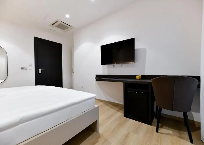 Crowonder & Oaza With Heated Swimming Pool And Sauna Aparthotel
